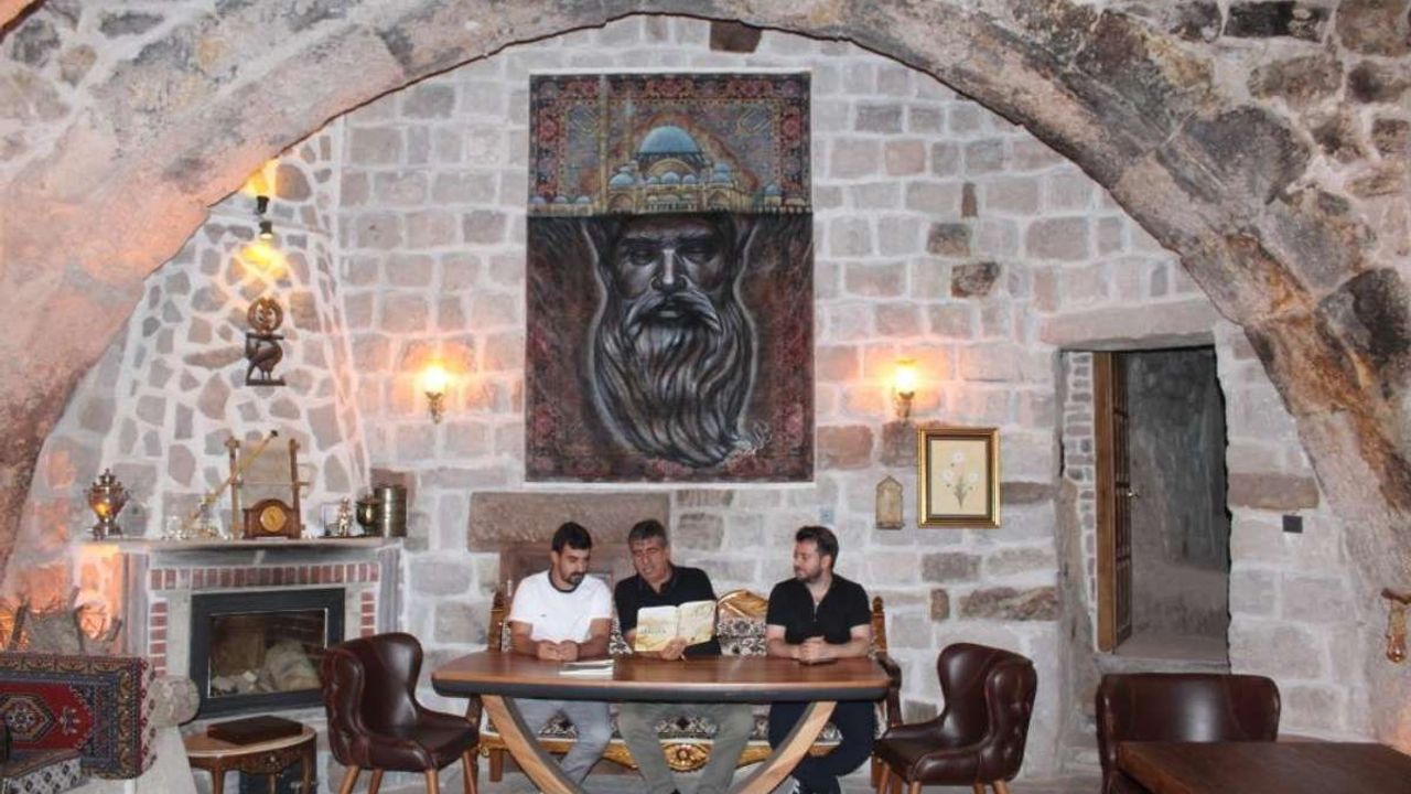 Adını dünyaya duyurdu! Kayseri'nin manevi mimarının resmini halıya işlediler