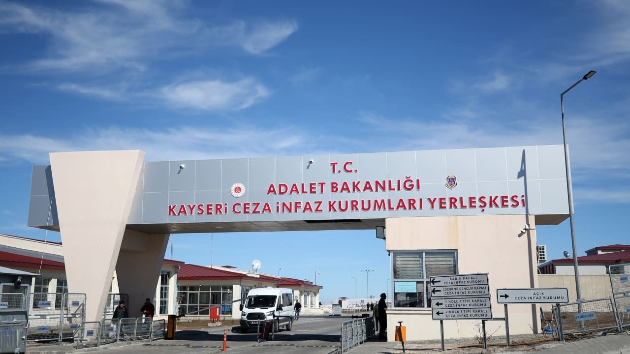 Kayseri’de cezaevleri doldu taştı: Mahkûmlar avluda yatıyor