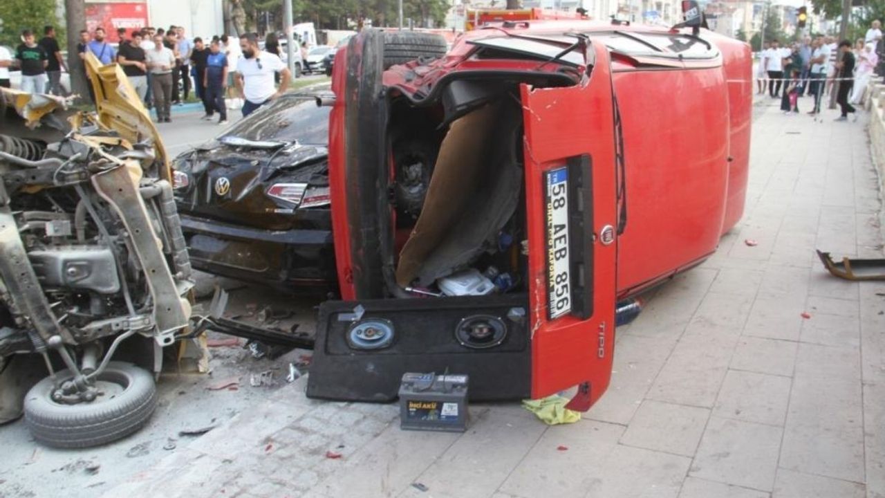 Ehliyetsiz sürücü faciası! 6 araçlı zincirleme kaza 3 yaralı!