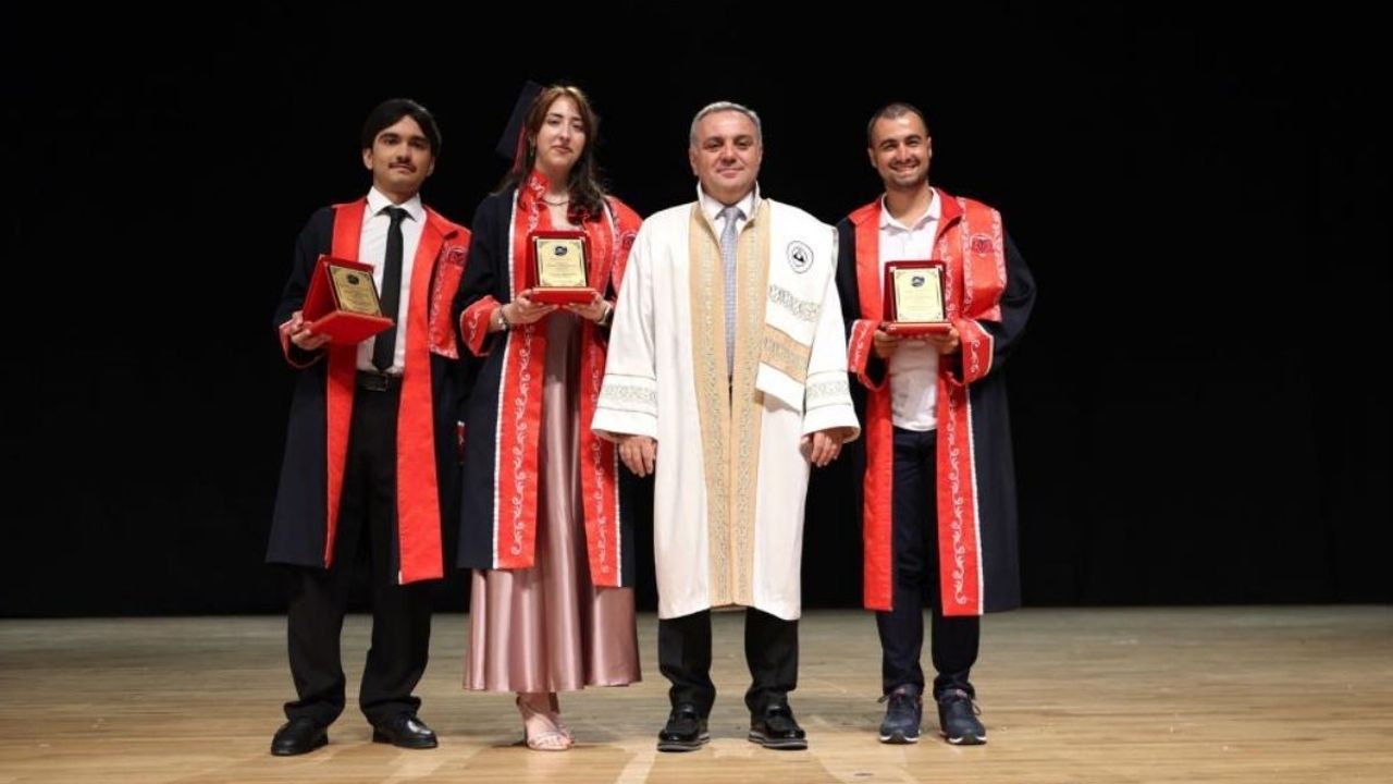 Erciyes Üniversitesi Edebiyat Fakültesi 421 mezun verdi!