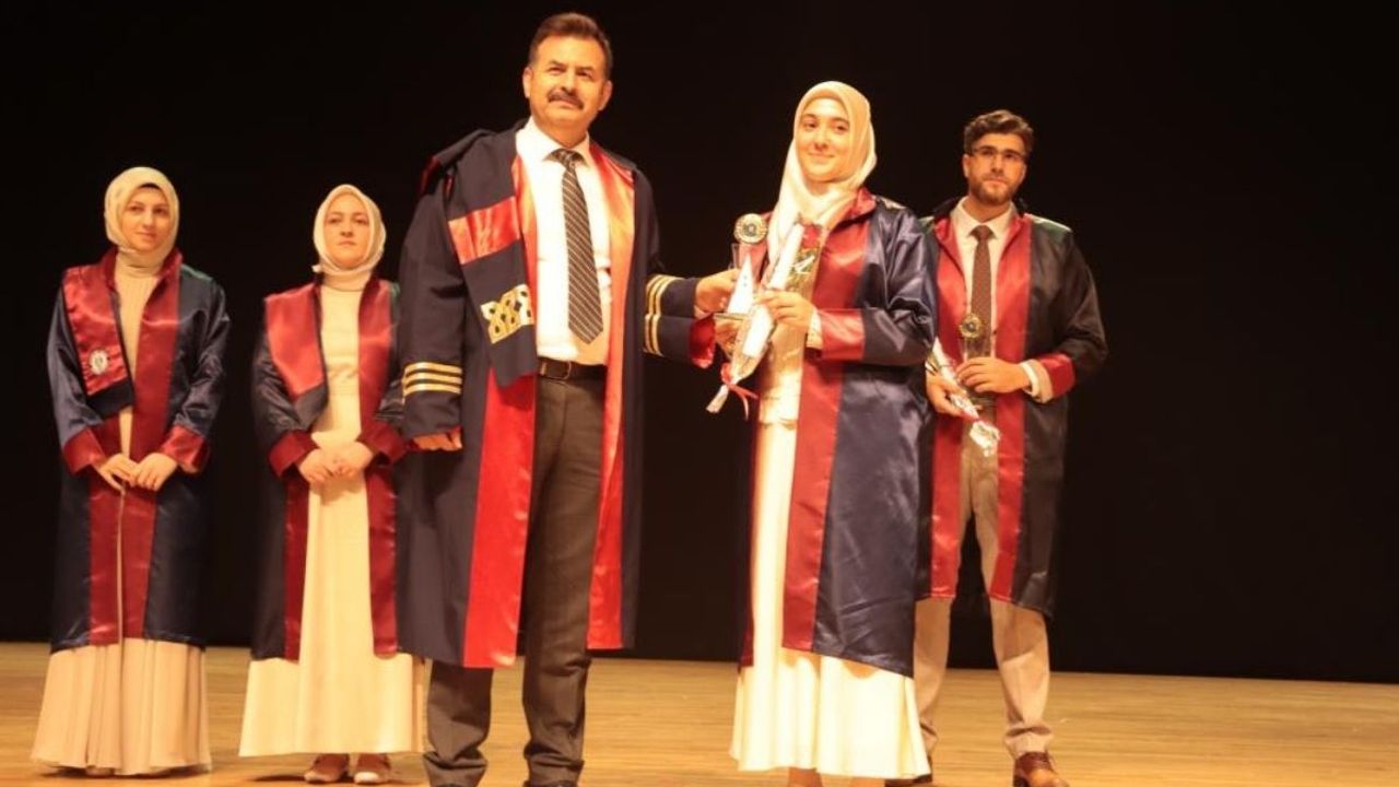 Erciyes Üniversitesi İlahiyat Fakültesi'nden unutmaz mezuniyet heyecanı