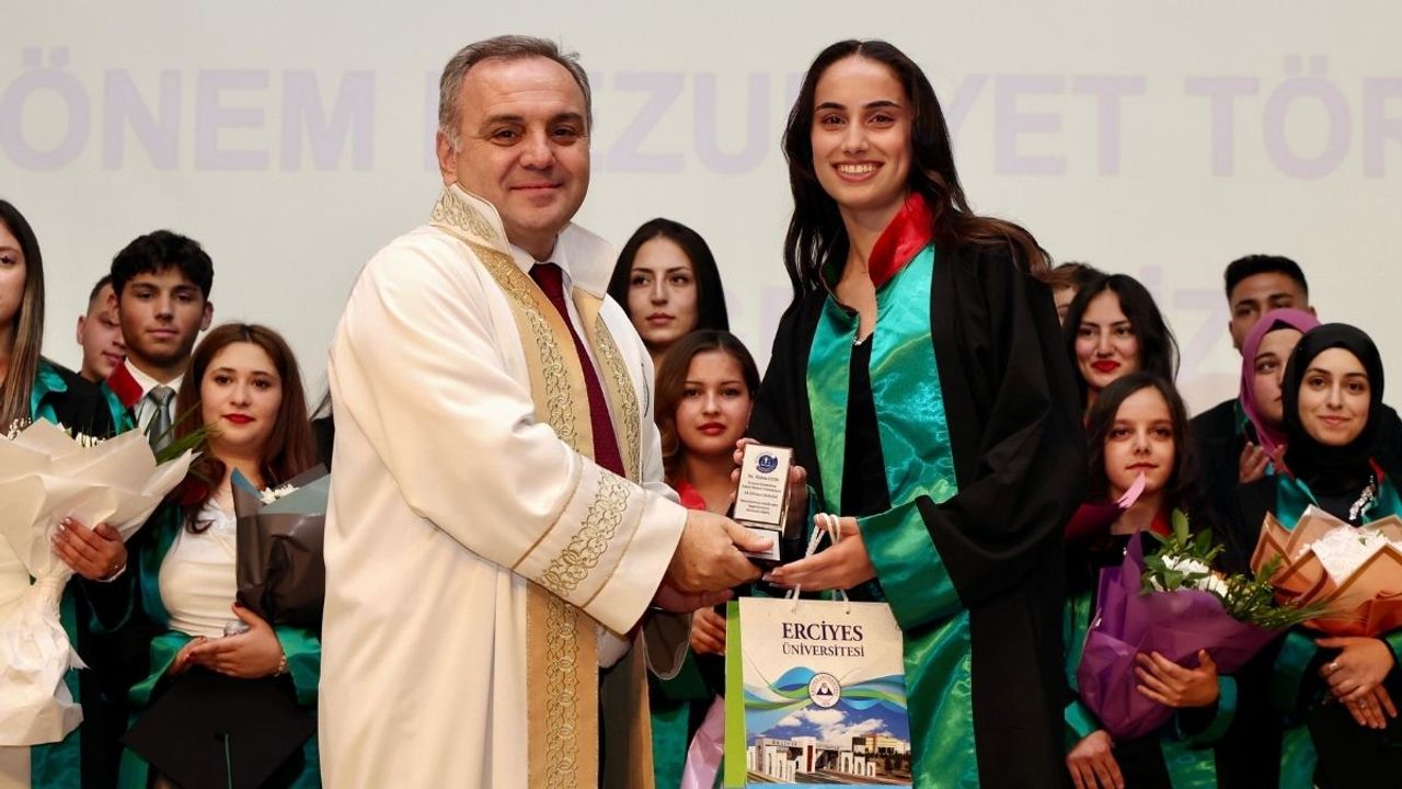 Erciyes Üniversitesi'nde mezuniyet coşkusu: 741 öğrenci kep attı!