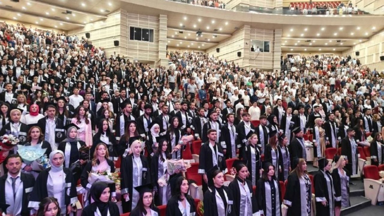 ERÜ'de mezuniyet heyecanı devam ediyor: 550 öğrenci kep attı!
