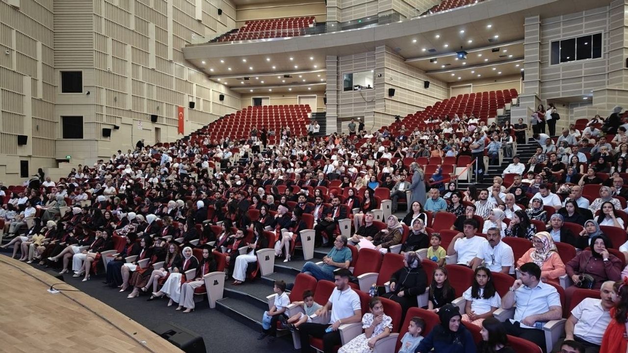 ERÜ'de üst üste mezuniyet: 98 öğrenci kep attı!