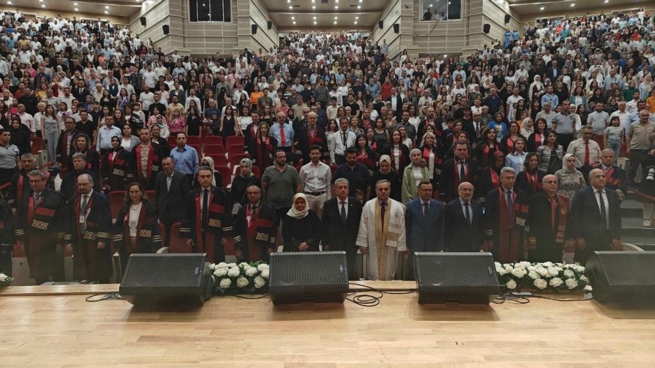 ERÜ'de mezuniyet heyecanı: Hekim adayları kep attı!