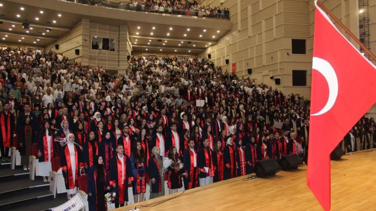 Erciyes Üniversitesi’nde 550 sağlıkçı kep attı