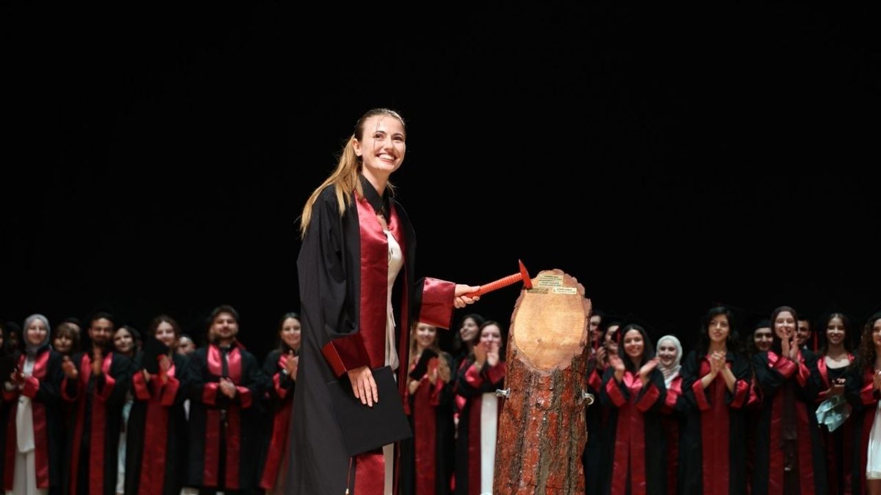 Erciyes Üniversitesi'nde mezuniyet coşkusu: 103 mezun kep attı!