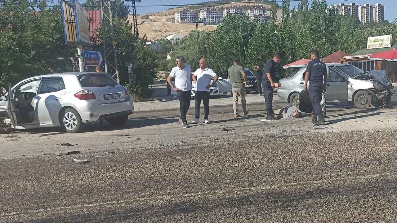 İki otomobil birbirine girdi! 1'i ağır 4 yaralı