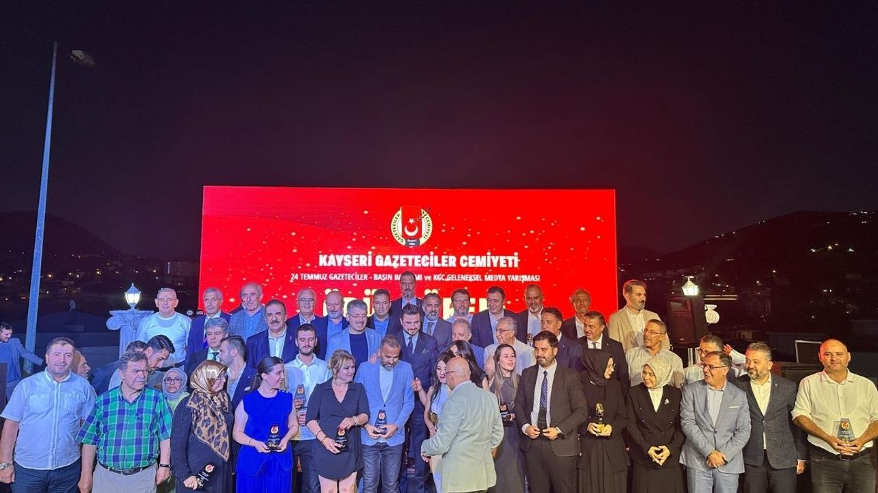 Kayseri'de siyaset ve basın bir araya geldi: Yılın gazetecilerine ödül yağdı!