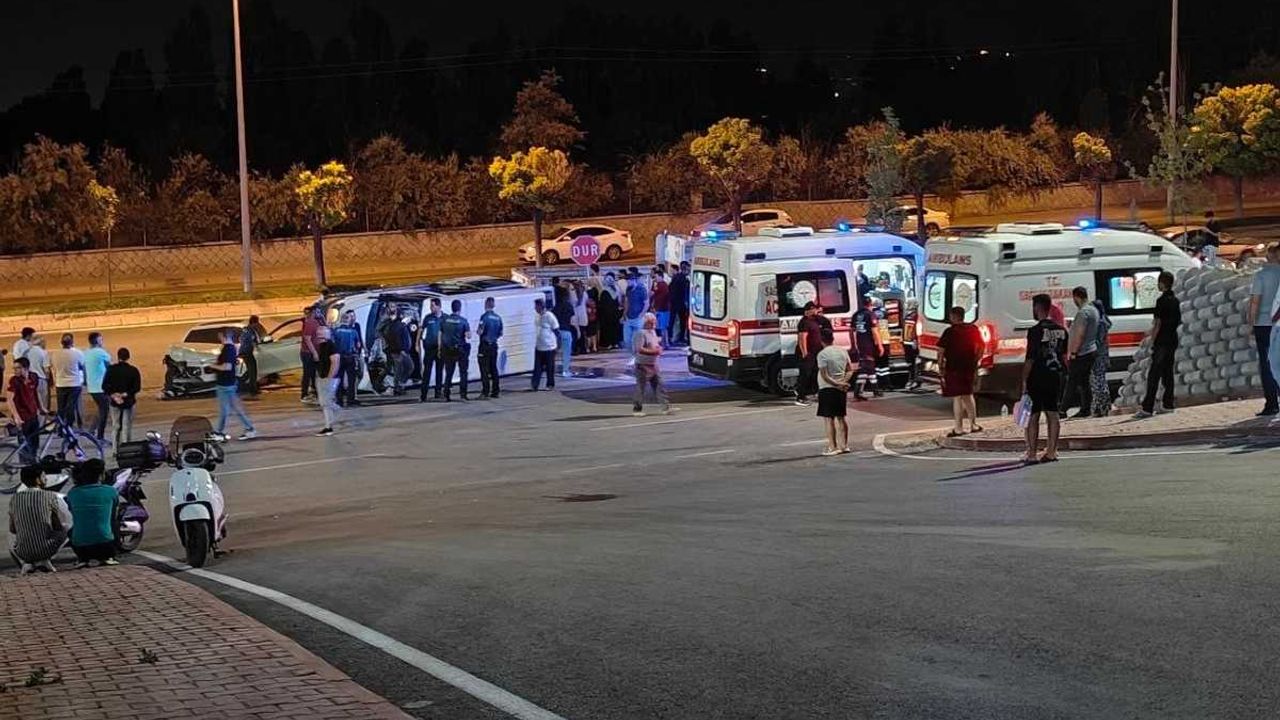 Kayseri'de gece saatlerinde kaza! Lüks otomobille çarpışan minibüs yan yattı