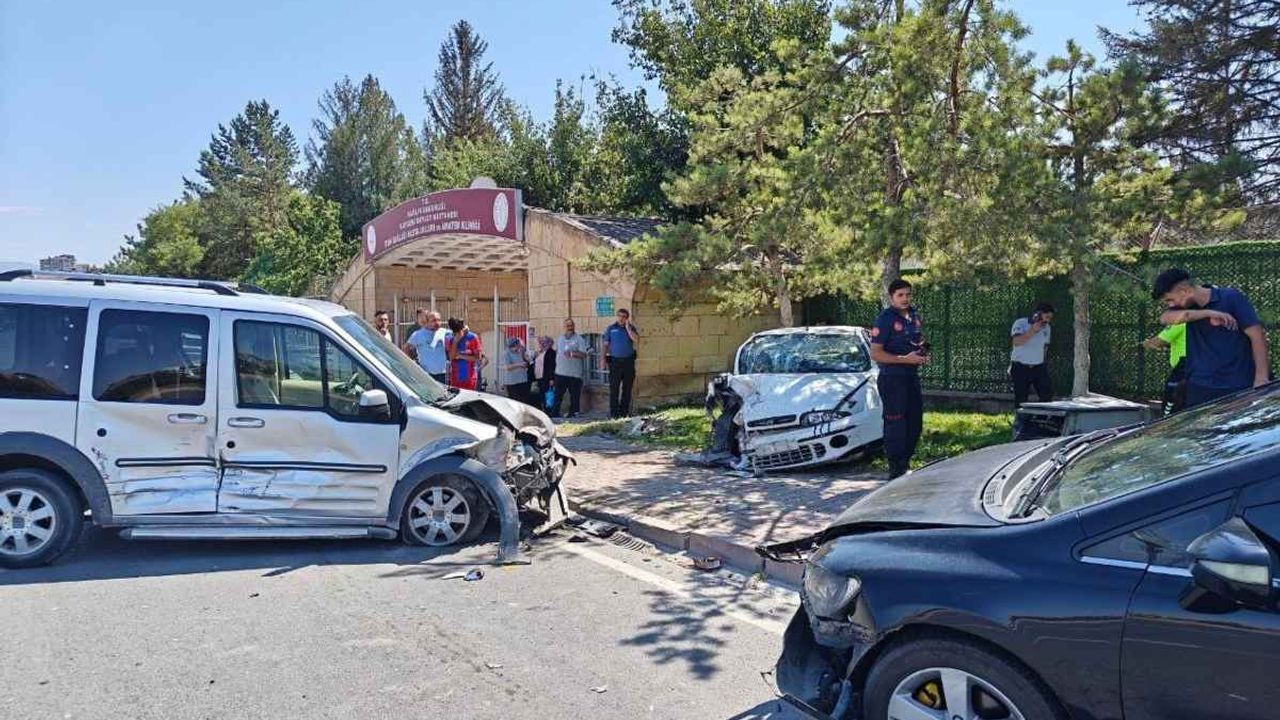 Kayseri'de korkutan kaza! 2 araca ve elektrik trafosuna çarptı