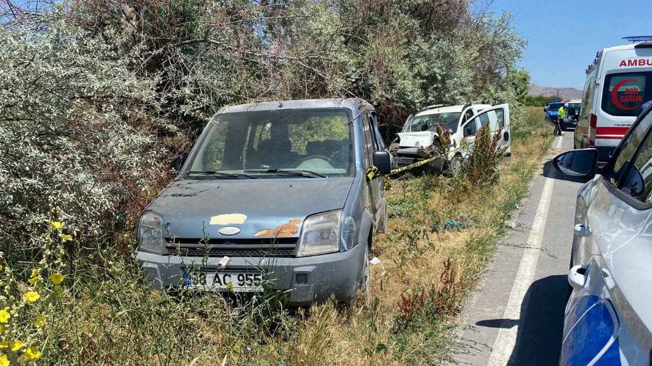 Kayseri'de park halindeki araca çarptı! 29 yaşındaki genç kazada can verdi, 8 yaralı