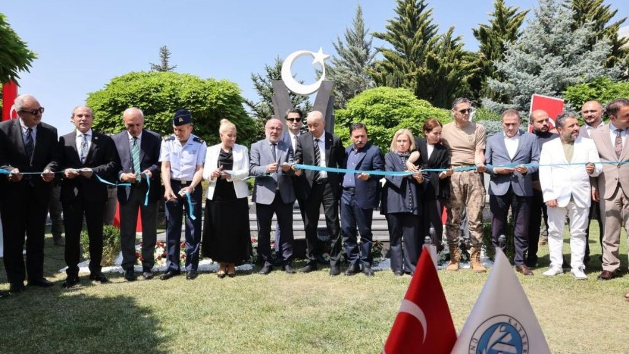 Kayseri’de şehitler için kalıcı vefa! Üniversite yerleşkesine anıt!