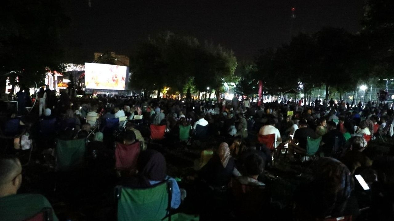 Kayserililer dün gece o mekanda buluştu! Herkes ekrana kitlendi