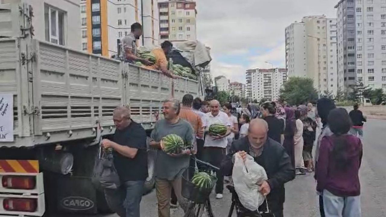 Kayseri'nin O Mahallesinde bedava karpuz dağıtılıyor!