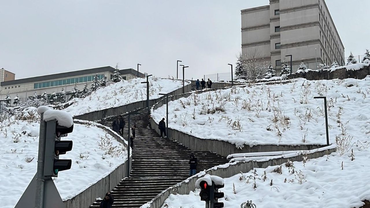 Kayseri Üniversitesi'nde yürüyen merdiven eksikliği öğrencileri zorluyor!