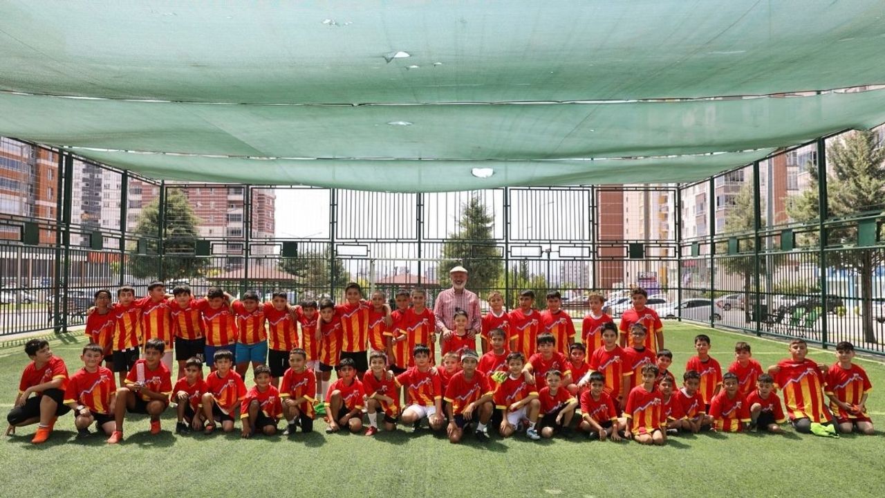 Kayseri'de yaz spor okullarına yoğun ilgi: Başkandan dikkat çeken mesaj!