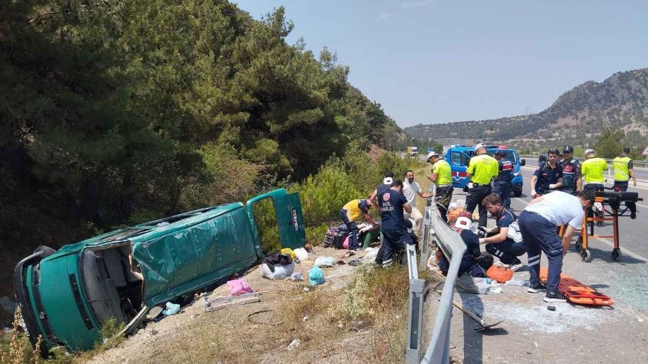 Kontrolden çıkan minibüs takla attı! Çok sayıda yaralı var