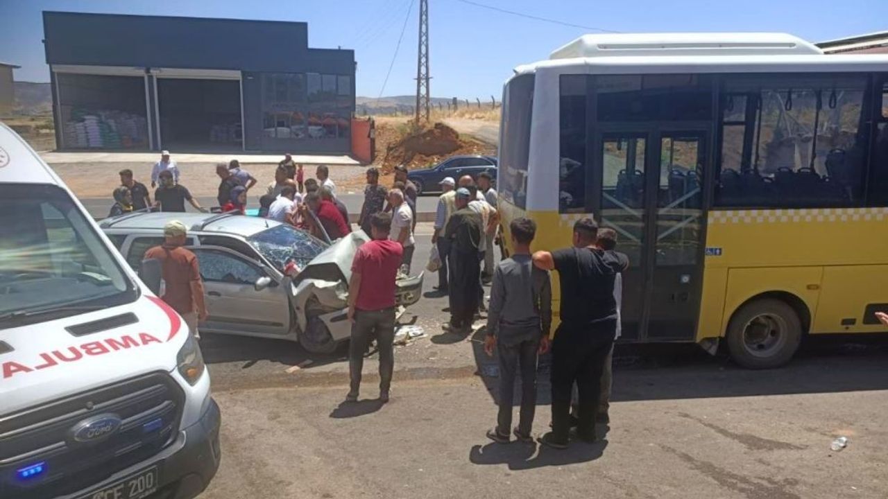 Otomobil ile halk otobüsü birbirine girdi: Yaralılar var