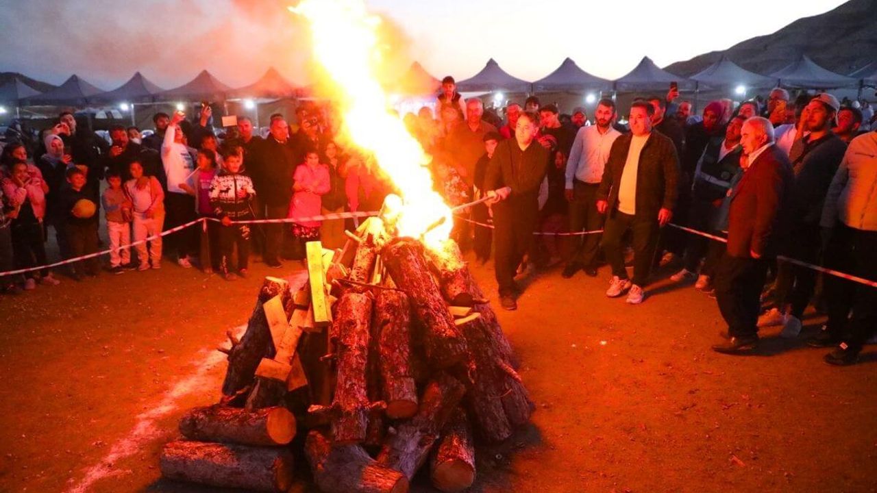 Kayseri’de gençler ateş etrafında buluştu! Coşku gece boyunca sürdü