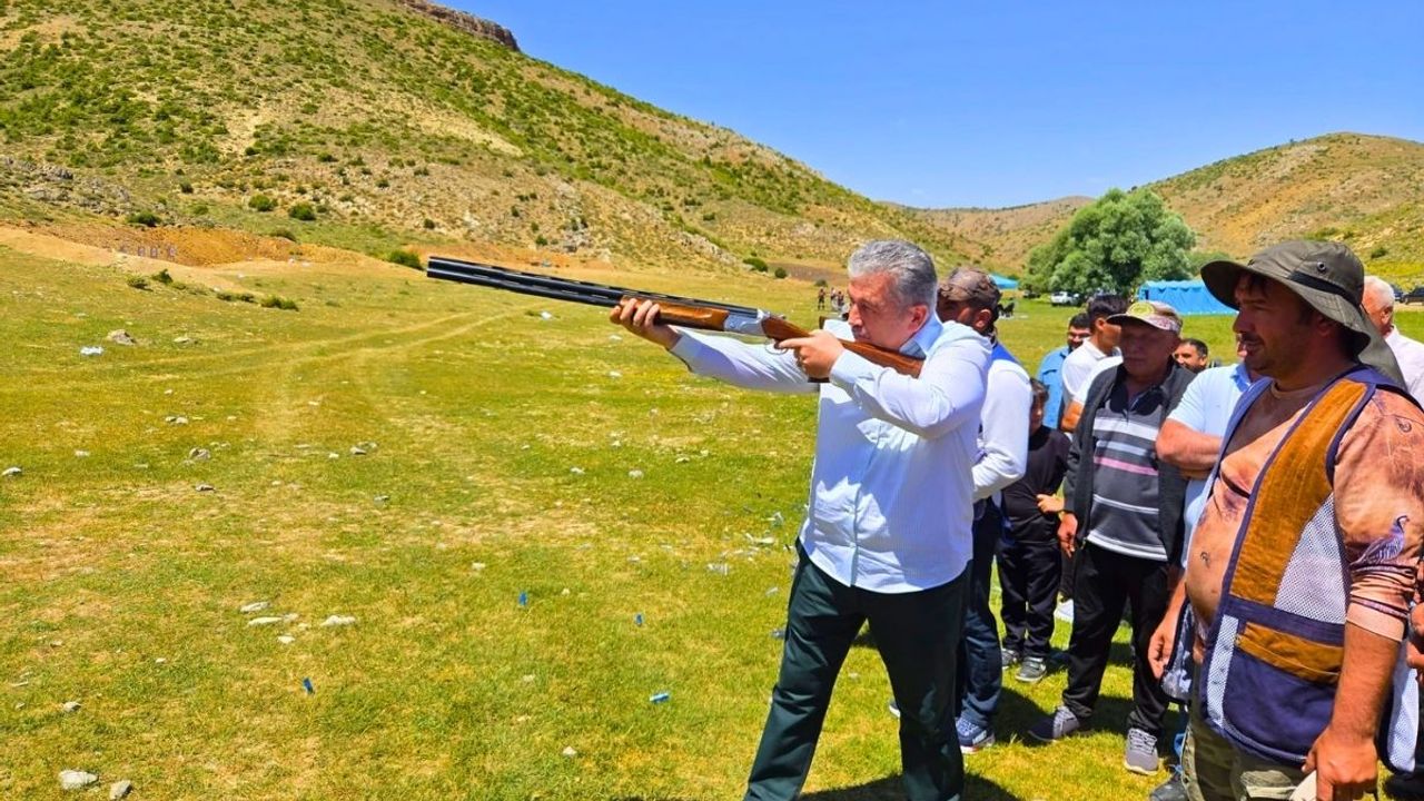 AK Parti heyeti şenlikte buluştu! Milletvekili Özsoy'dan avcı bayramı pozu!