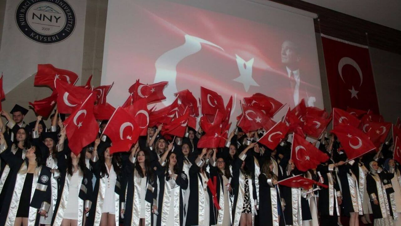 Kayseri'nin köklü üniversitesi genç mimarlarını uğurladı!