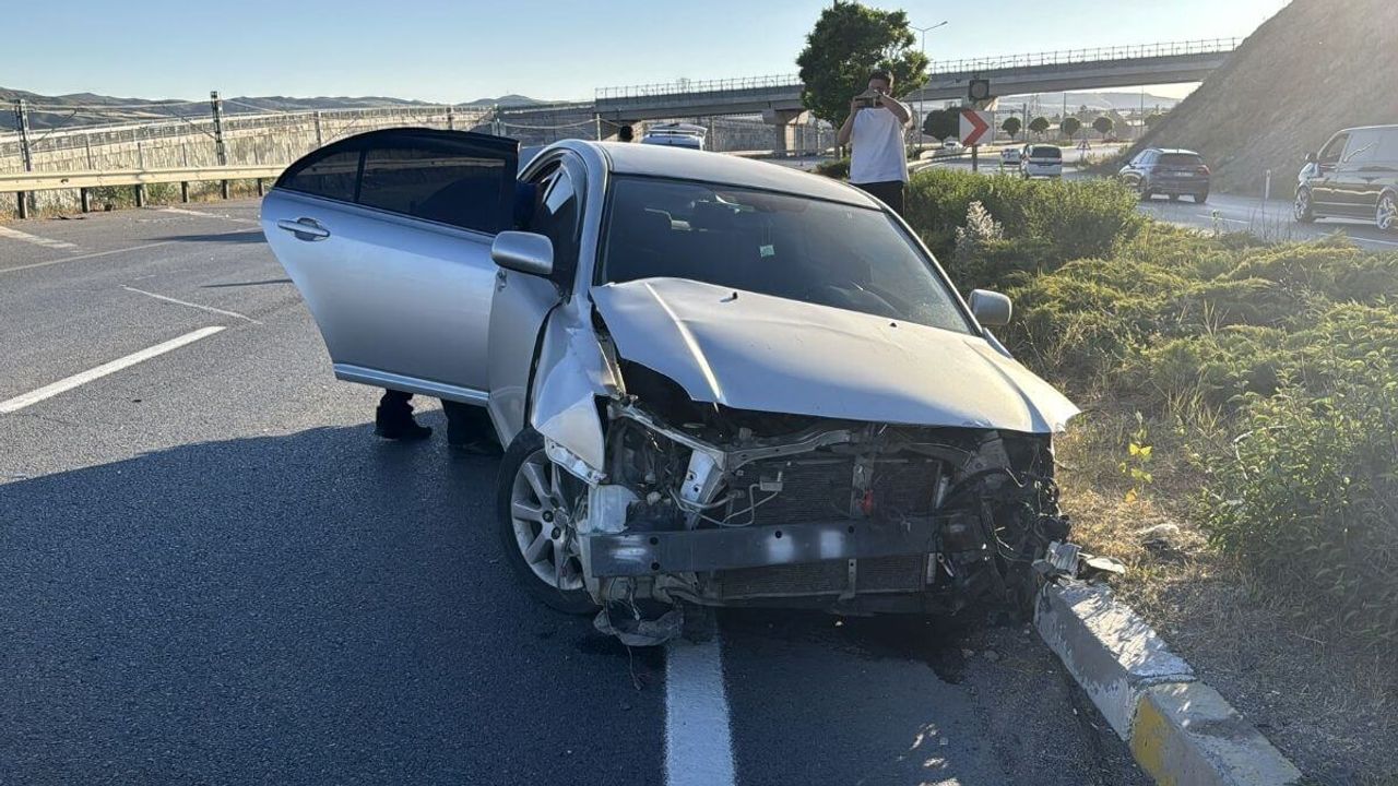 Kontrolden çıkan otomobil bariyerlere çarptı: 2 yaralı