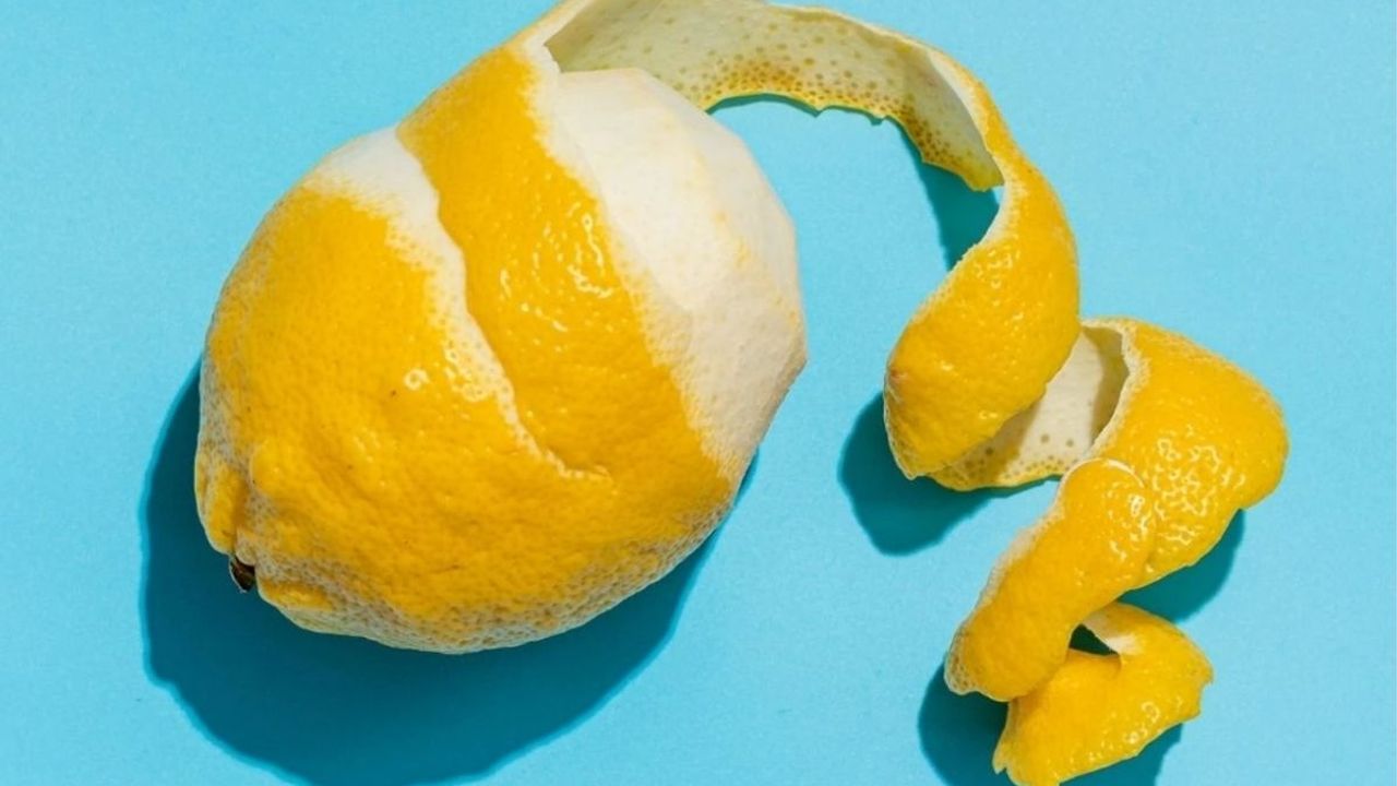 Limon kabuğuyla evde buzdolabı kokusu giderme tüyosu