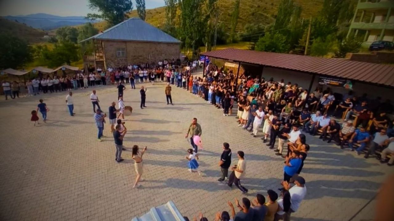 Adana'dan İstanbul'a kadar yüzlerce kişi Develi’ye akın etti! 3 saat süren halay gündem oldu