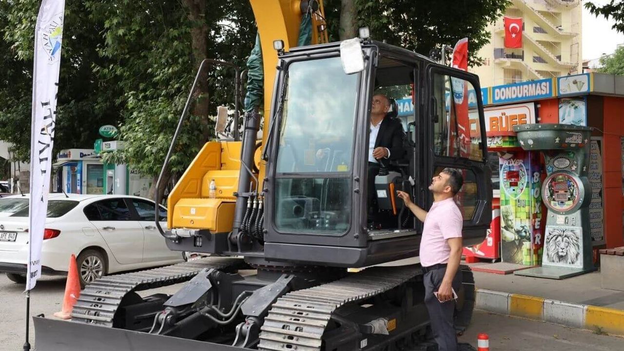 Kayseri sokaklarındaki dev ekskavatör dikkat çekti! Araç filosuna katıldı