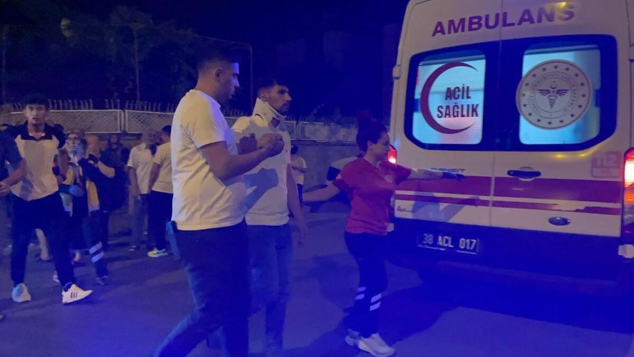 Kayseri'de ambulans ve otomobil birbirine girdi! 2 yaralı