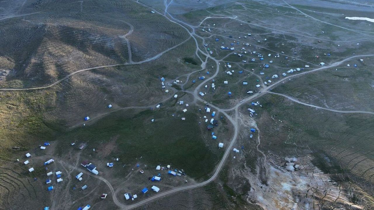 Kayseri'de yaz ortasında klima değil soba var! Herkes akın akın geliyor
