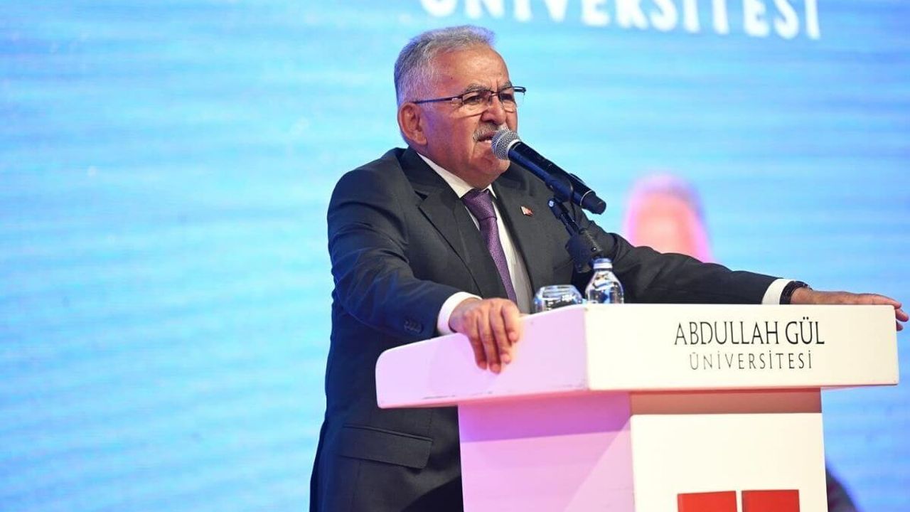 Başkan Büyükkılıç Abdullah Gül Üniversitesi'nde mezunların coşkusuna ortak oldu!