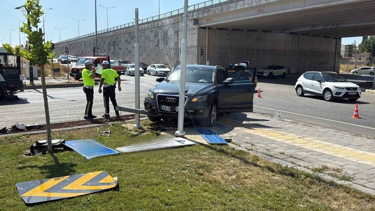 Lüks cip kavşakta kazaya karıştı! Çok sayıda yaralı var