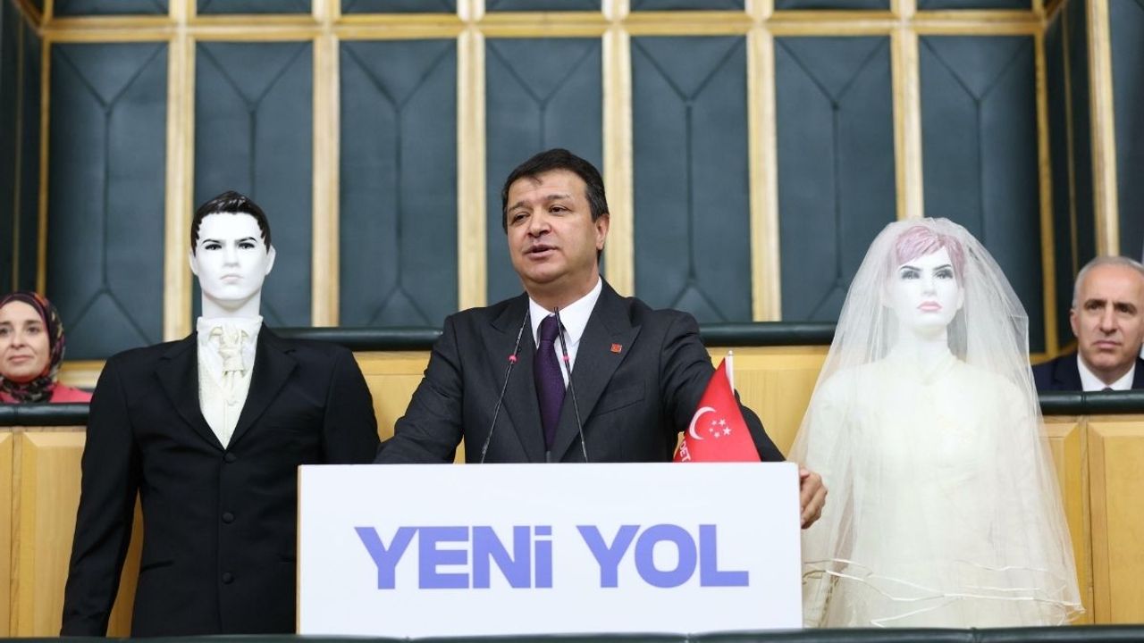 Kürsüye gelin ve damat mankeni ile çıktı! ‘Gençler evlenemiyor’