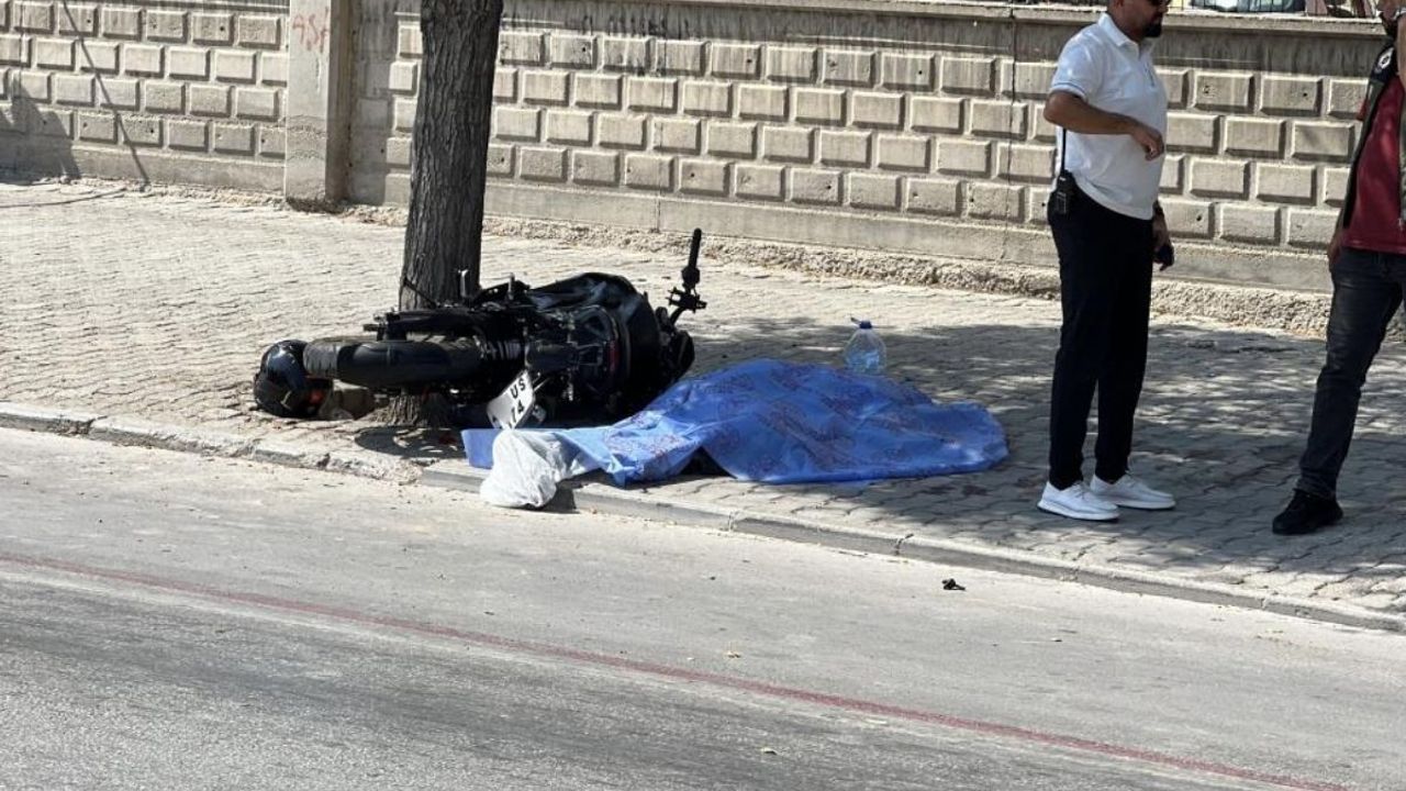 Motosiklet bisikletliye çarpıp ağaca savruldu! 2 ölü
