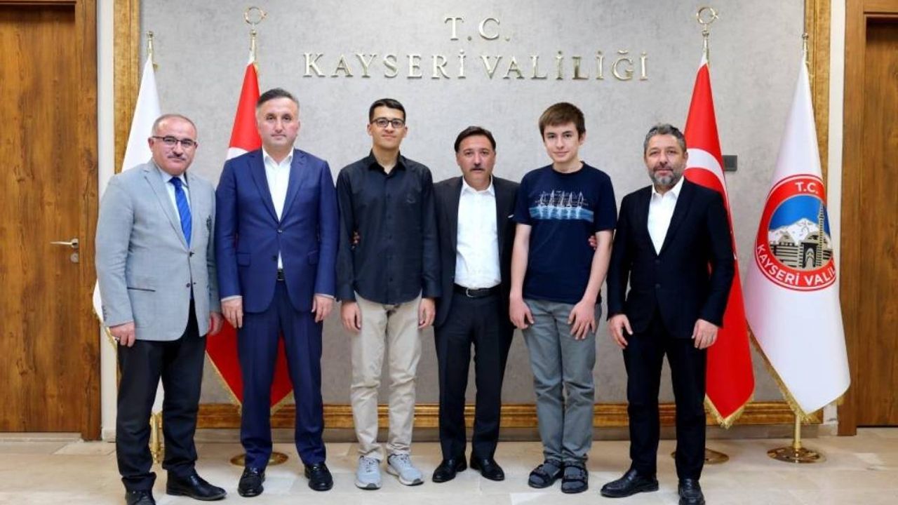 Kayseri’de YKS Gururu: Türkiye Dereceleri Vali Çiçek’in Makamında!