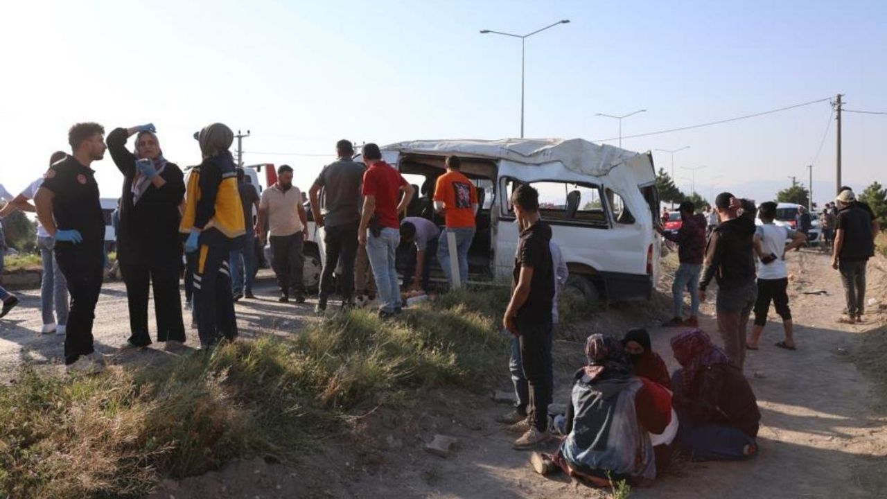 Feci kaza: Tarım işçilerini taşıyan minibüs takla attı, 9 Yaralı!