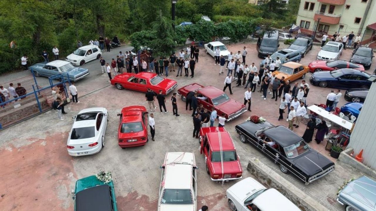 Nostalji sokaklarda! Klasik araçlarla düğün konvoyu!