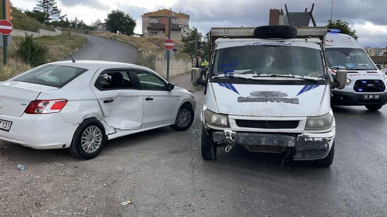 Otomobil ile kamyonet çarpıştı! Yaralılar var