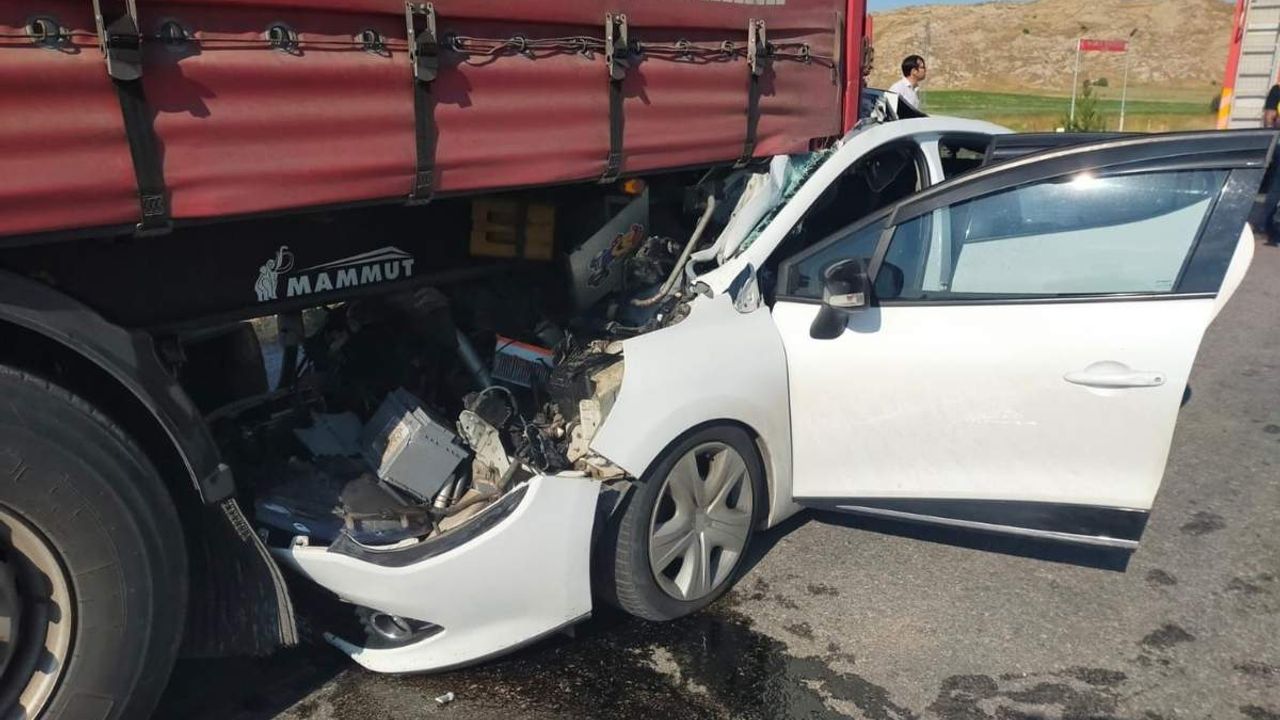 Otomobil tıra saplandı! Çok sayıda yaralı var