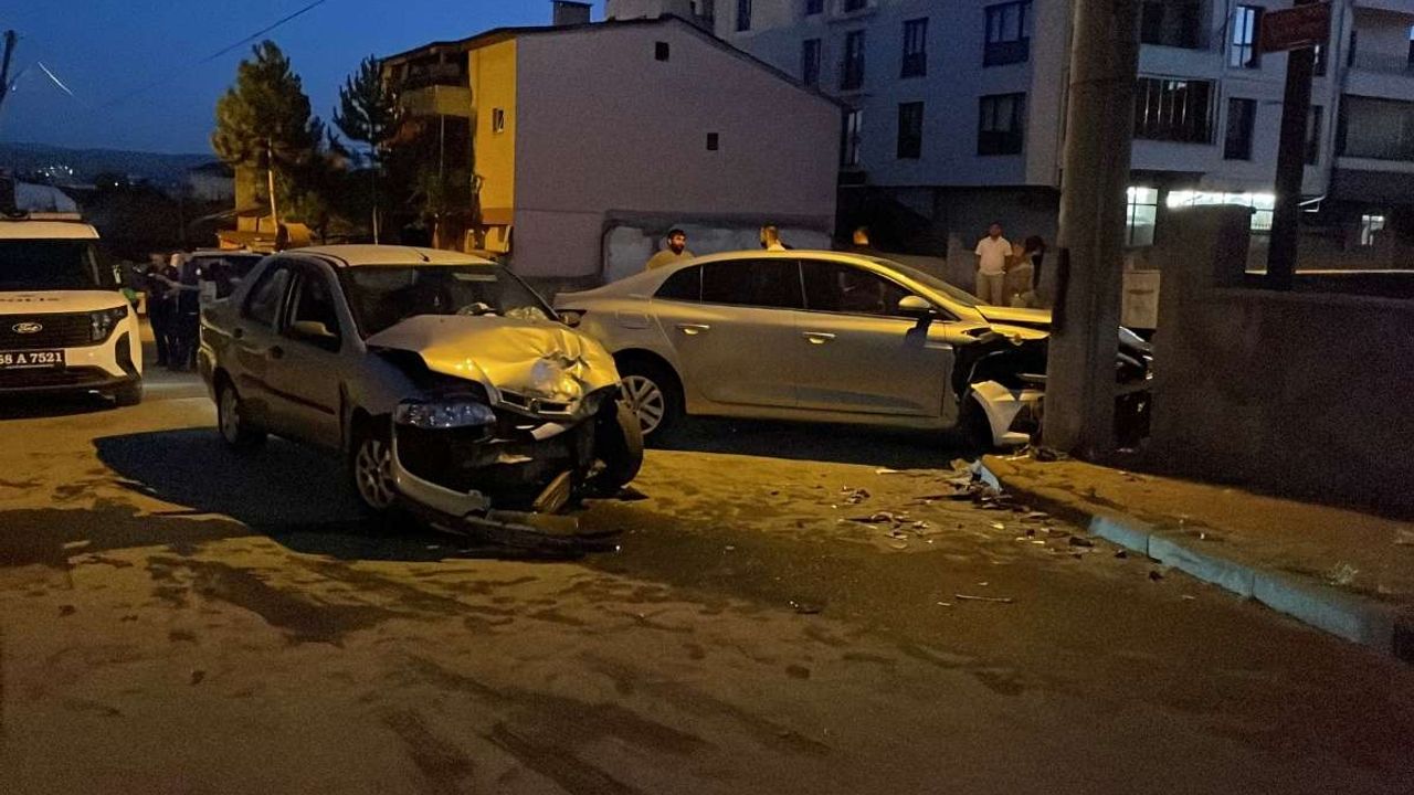 Otomobiller kafa kafaya çarpıştı! Çok sayıda yaralı var