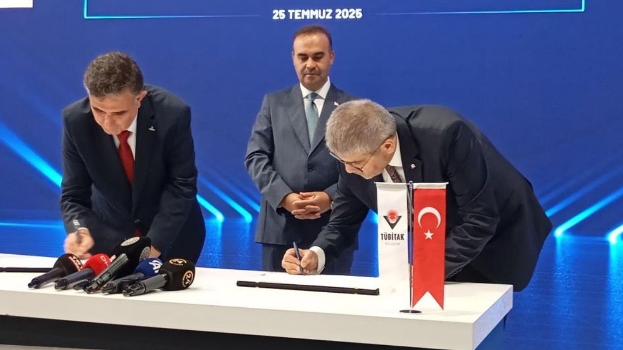 IDEF 2025’te protokol rüzgârı! Bakan Kacır imzaya katıldı!