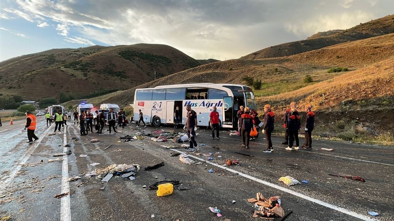 Yolcu otobüsü dağın yamacına çarptı! 3 ölü 24 yaralı