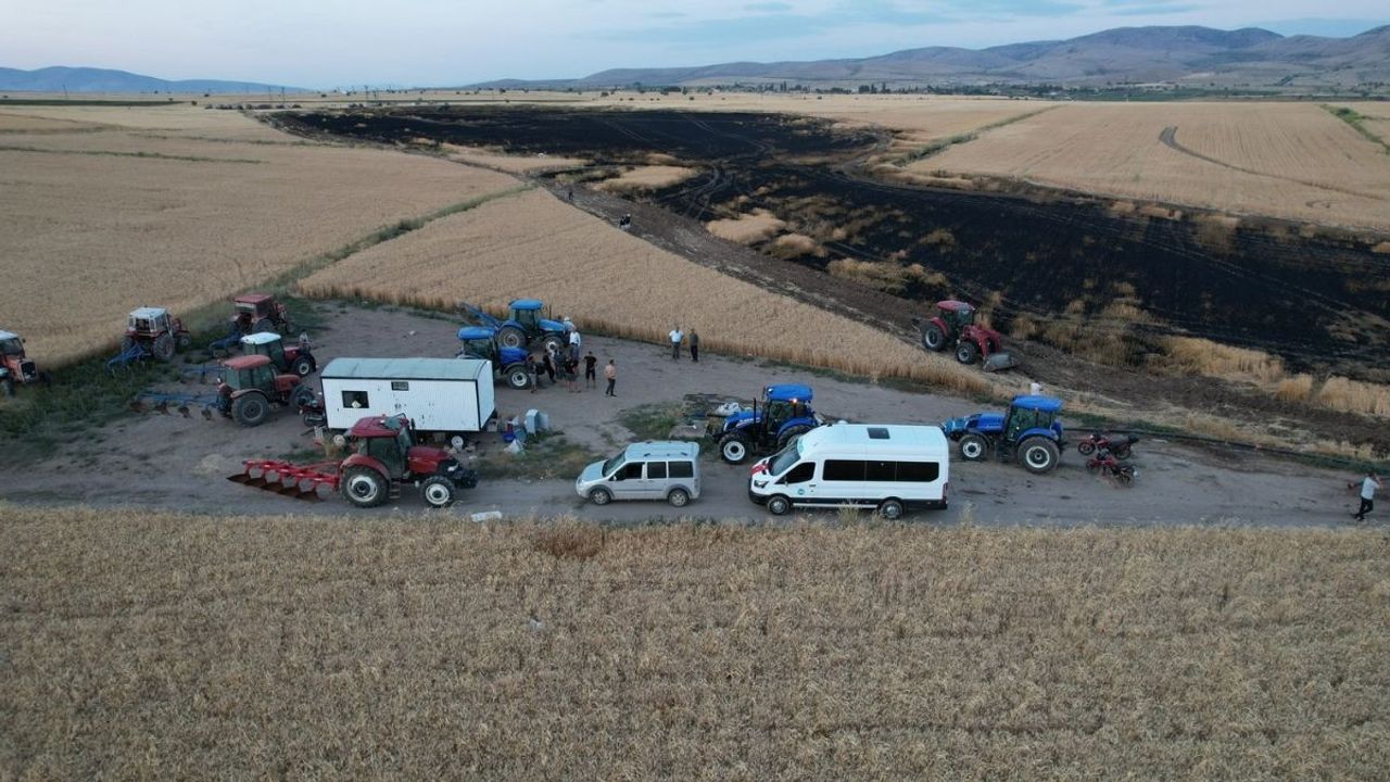 Kayseri'de 100 dönümlük arazide korkutan yangın: Traktörünü kapan yardıma koştu!