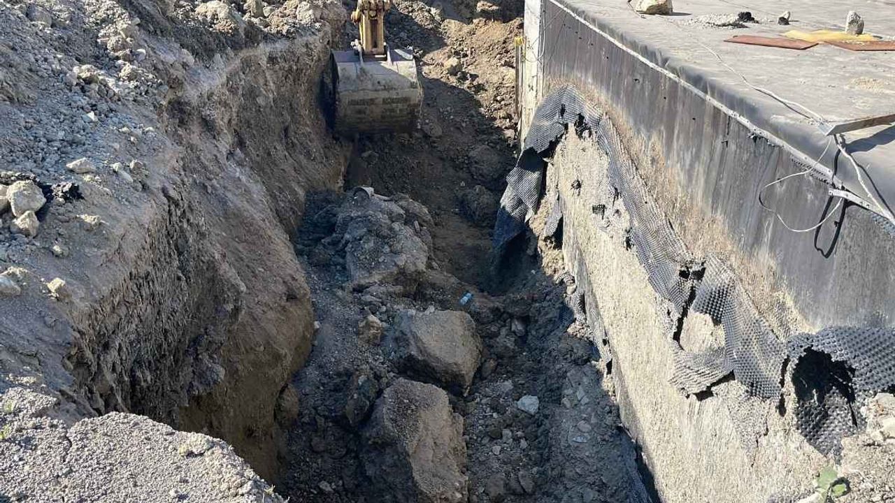 Tünel çalışmasında toprak kaydı! 2 işçi göçük altında kaldı