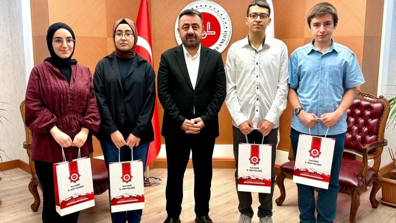 YKS’de dereceye giren öğrencilere ödül