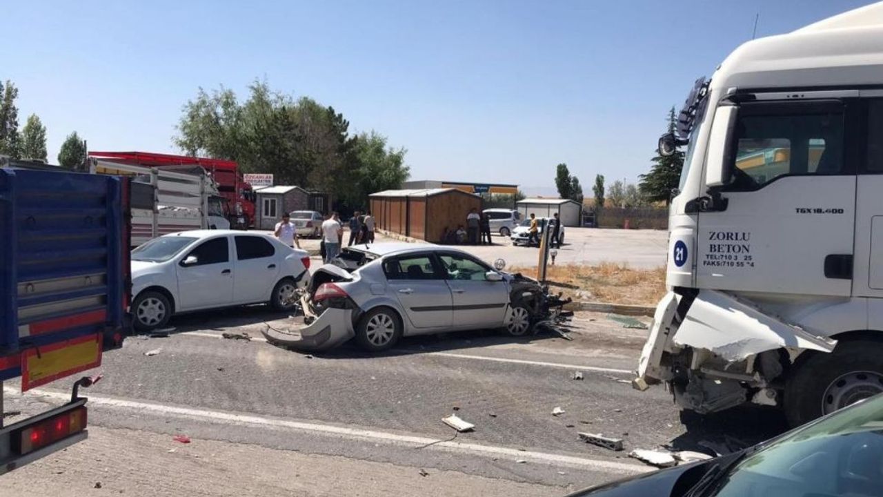 Zincirleme trafik kazası! 4 kişi yaralandı!