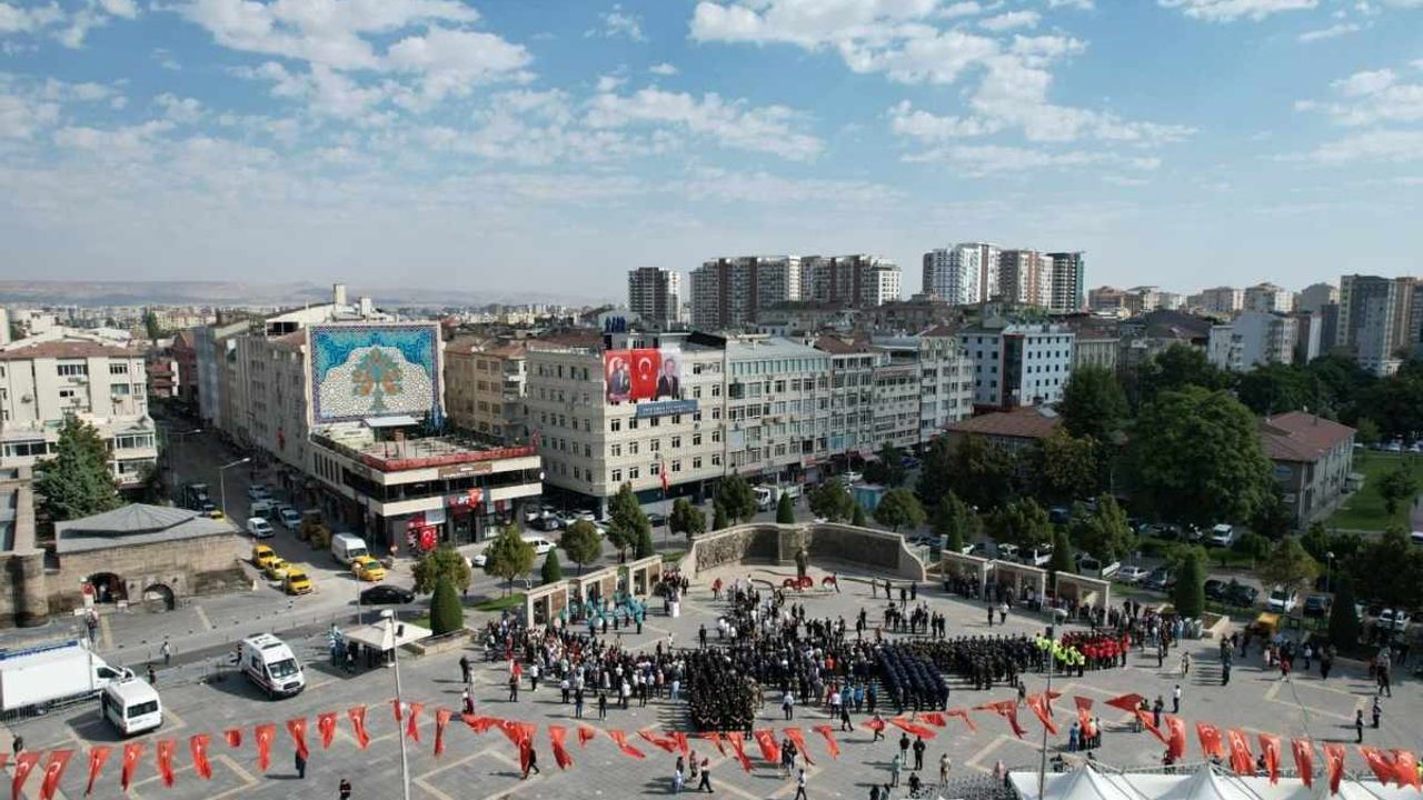 Tarihi Zaferin yıldönümünde binlerce kişi Cumhuriyet Meydanı’nda buluştu