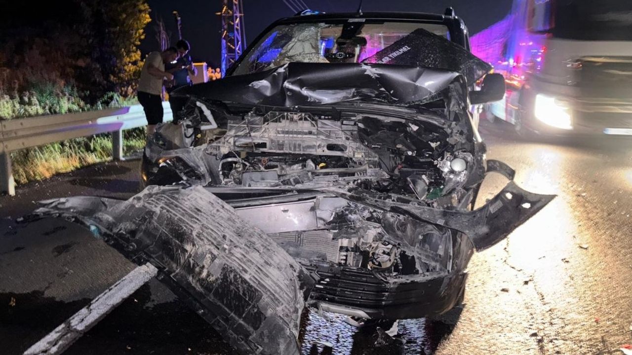 Trafik kazasında araçlar hurdaya döndü! 4 kişi yaralandı